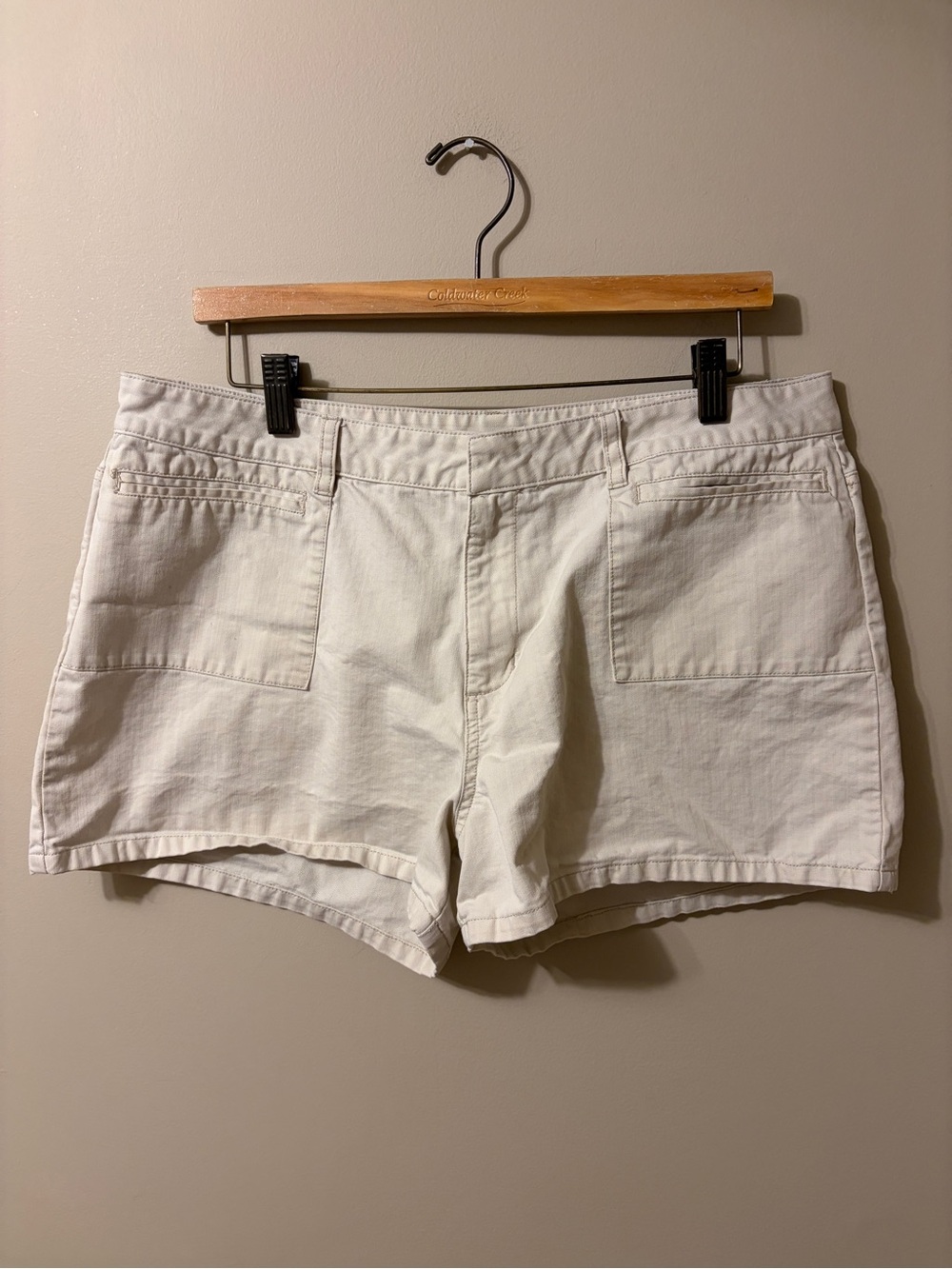 Old Navy Cream Cotton Cargo Shorts Women’s Size 14
